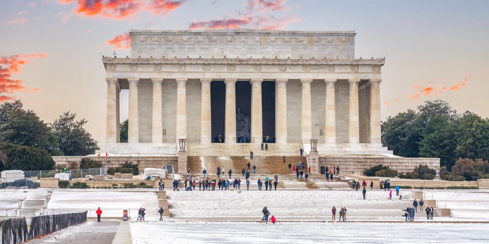 Washington DC Bed and Breakfast, photo of the Lincoln memorial in the snow
